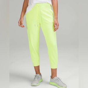 Lululemon cropped scuba jogger 6 NEON YELLOW